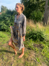 Load image into Gallery viewer, Vintage Sari Silk Dress Kimono